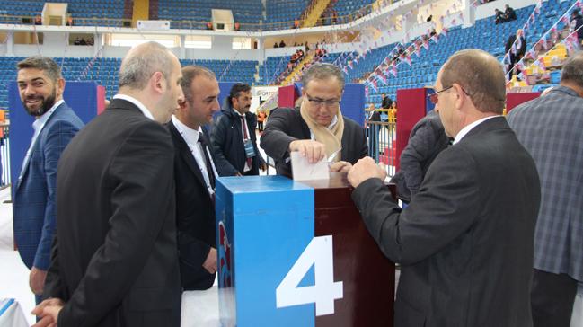 Ahmet Aaolu'nun tek aday olarak girdii seimde oy verme ilemi balad