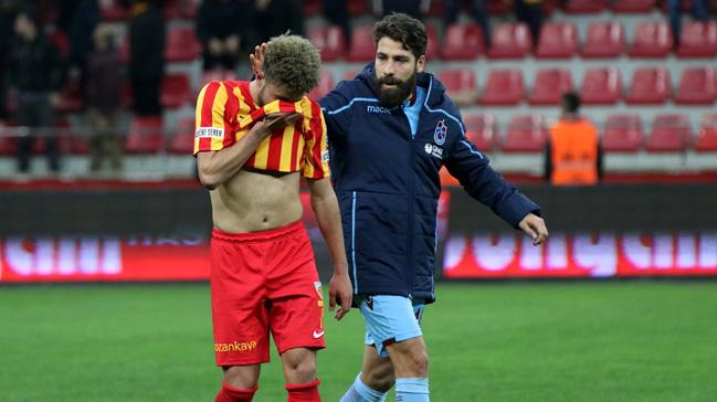 Kayserispor taraftarnn tepki gsterdii Bilal Baackolu gzyalarn tutamad