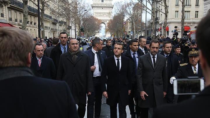 Macron Paris'teki protesto alann ziyaret ederek incelemelerde bulundu