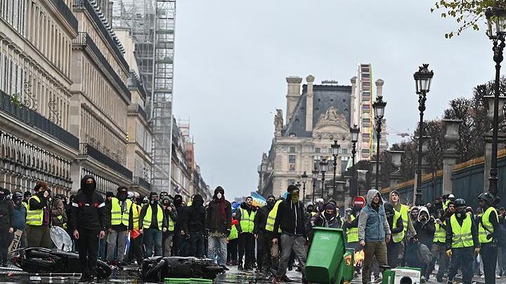 Fransa'da akaryakt zamm protestolarnda 263 kii yaraland, 630 kii ise gzaltna alnd