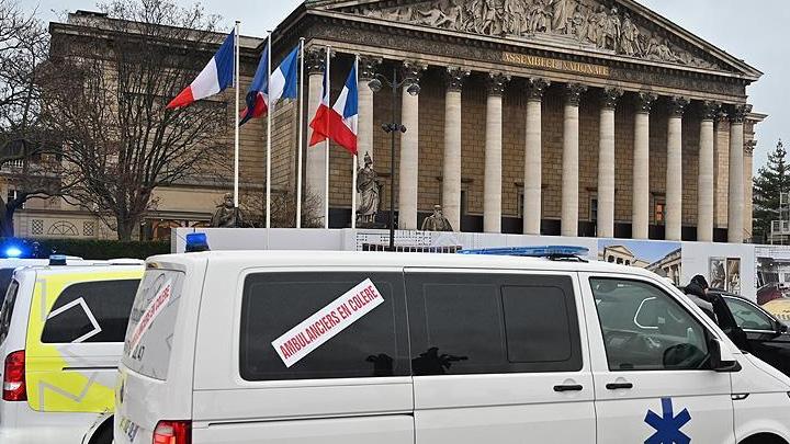 Paris'te Ulusal Meclisin nnde ambulans yakld