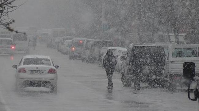 Erzurum, Erzincan ve  Kars'ta etkili olan kar ya ulamda aksamalara yol at