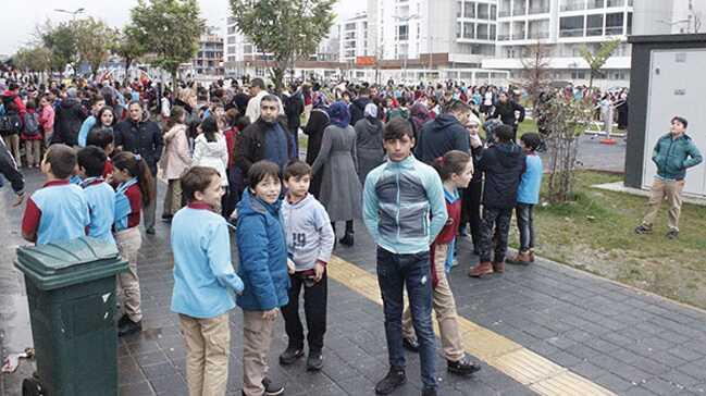 Bursa'da ilkokulda yangn panii; yzlerce renci tahliye edildi