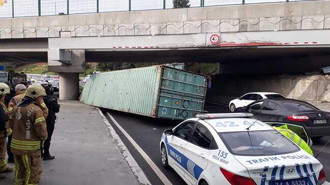 Florya'da TIR st geide arpt, iki erit kapand