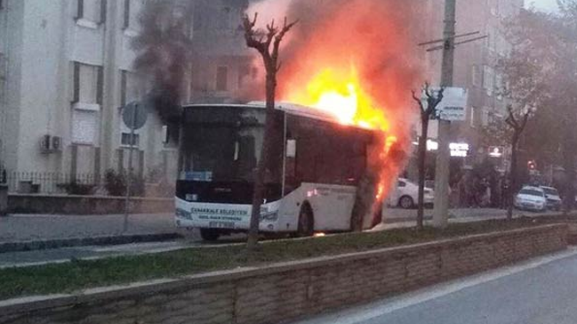 anakkale'de seyir halindeki halk otobs yand