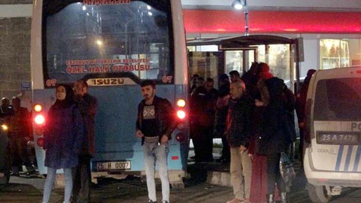 Erzurum'da freni boalan halk otobs duraa dald, 4 kii yaraland