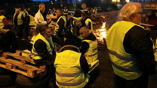 Fransada sar yeleklilerin gsterilerine canavar benzetmesi