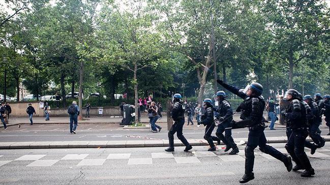 Paris'te 'sar yelekliler'in gsterileri balad