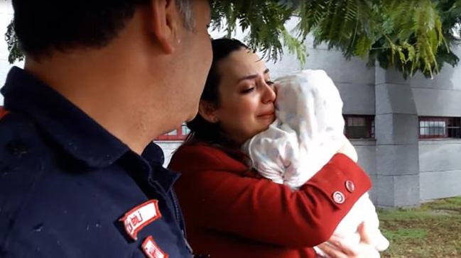 Adana'da otomobilde mahsur kalan 6 aylk bebek kurtarld