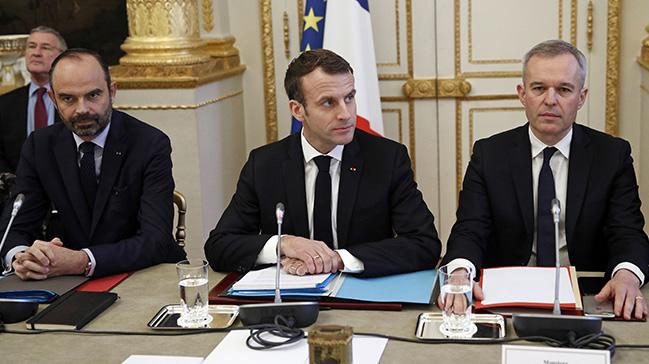 Fransa Cumhurbakan Macron, sar yeleklilerin sebep olduu krize zm bulmak iin sendika temsilcileriyle grt