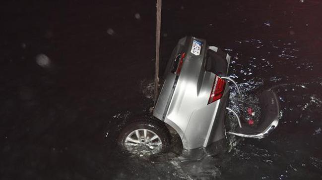 Denize den otomobildeki vatandalar balklar kurtard