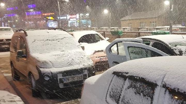 Erzurum'da kar ya etkili oluyor