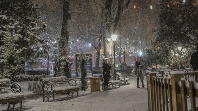 Ankara'da akam saatlerinden itibaren kar ya etkili oldu