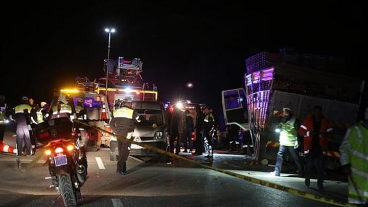 Mersin'de kamyonun arpt trafik polisimiz ehit oldu, 8 kii yaraland