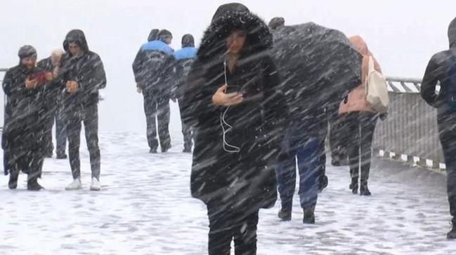 Ankara'da gece yars balayan kar ya sabah saatlerine kadar etkisini srdrd