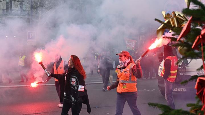 Cumhurbakan Emmanuel Macron ve hkmeti protesto etti