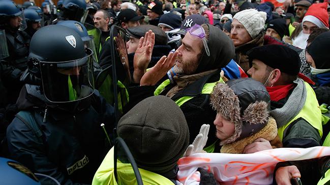 Paris'te polis ve sar yelekliler arasnda yaanan arbede de biber gaz kullanld