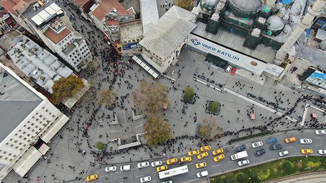 stanbul Eminn'nde yzlerce metrelik 'umut kuyruu' havadan grntlendi