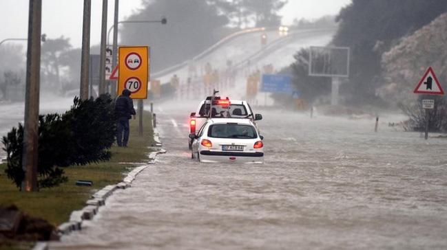 Antalya'da ya nedeniyle bir kpr trafie kapand, yamur sular nedeniyle denizin rengi deiti