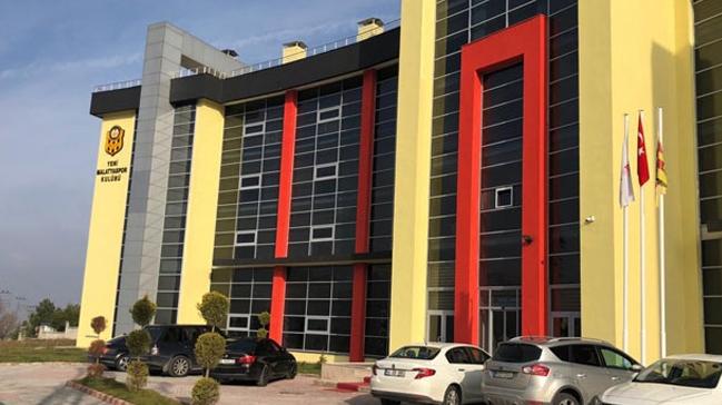 Spor Toto Sper Lig takmlarndan Evkur Yeni Malatyaspor'un kulp binasna silahl saldr dzenlendi