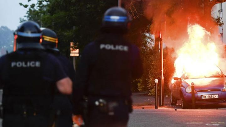 Fransa'da polis sendikasndan karakollar kapatn ars