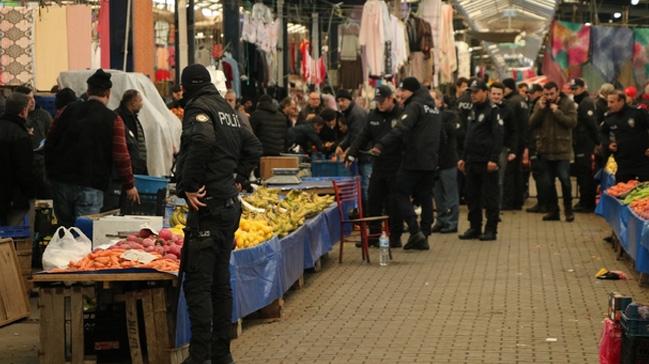 Pazarda alveri yaparken kafasndan vuruldu