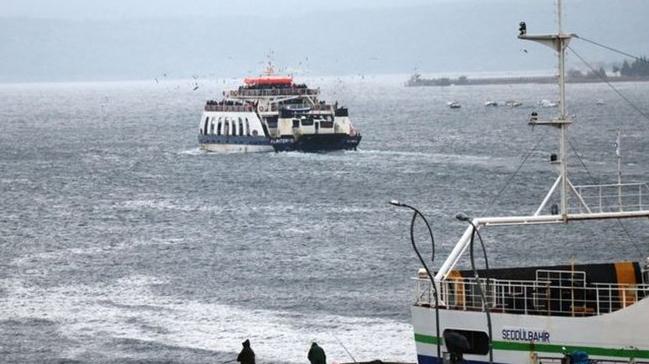 Kuzey Ege'de frtna nedeniyle feribot seferleri iptal edildi
