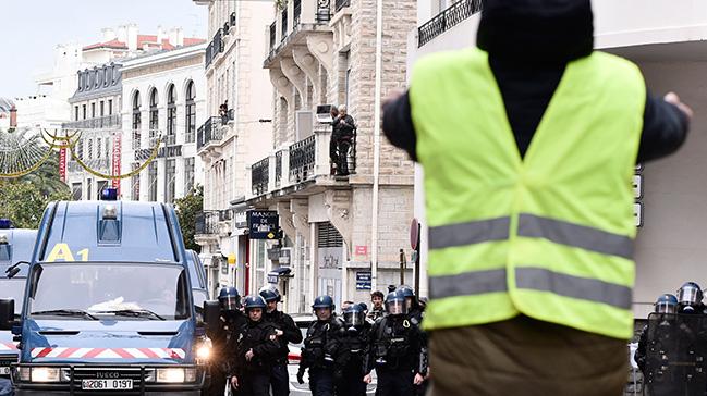 Macron'un sar yelekliler iin ald asgari cret zamm ve emekli maa kararlar onayland