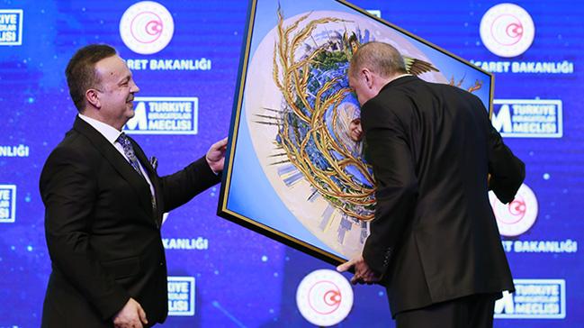 Bakan Erdoan'a annesi ile resmedildii bir tablo hediye edildi