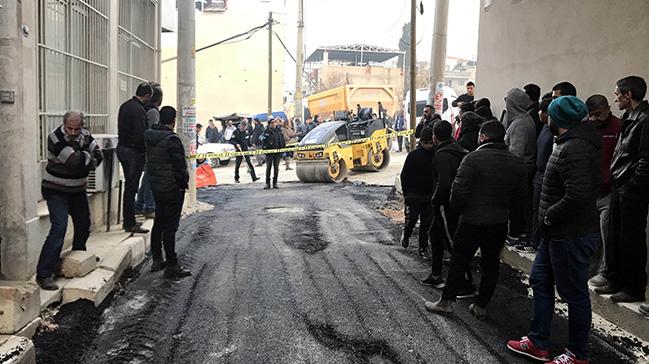 zmir'de asfalt silindirinin altnda kalan kii yaamn yitirdi  