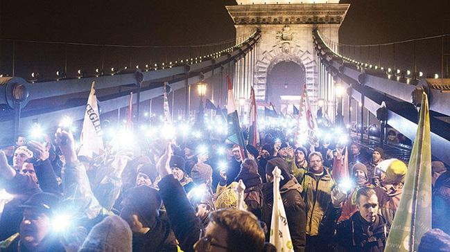 Macaristan'da binlerce kii 'kle yasas' olarak nitelendirilen fazla mesaiye kar sokakta