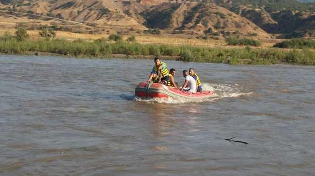 Murat Nehri'nde mahsur kalan 4 kii kurtarld