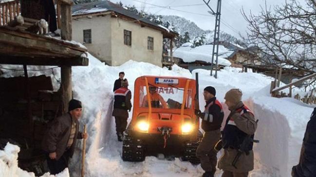 Dzce'de yaylada mahsur kalan 3 kiiyi AFAD ekipleri kurtard 