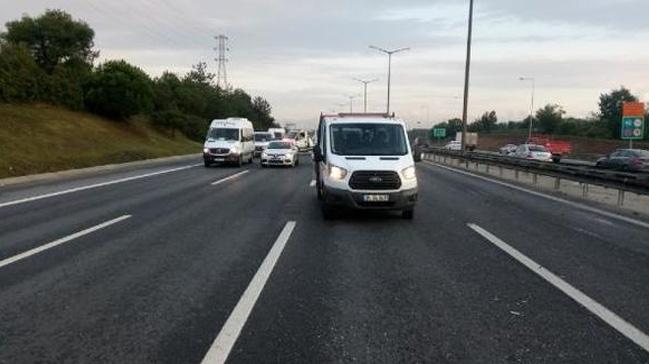 TEM'de hafriyat kamyonu deheti! Polis aracna arpt