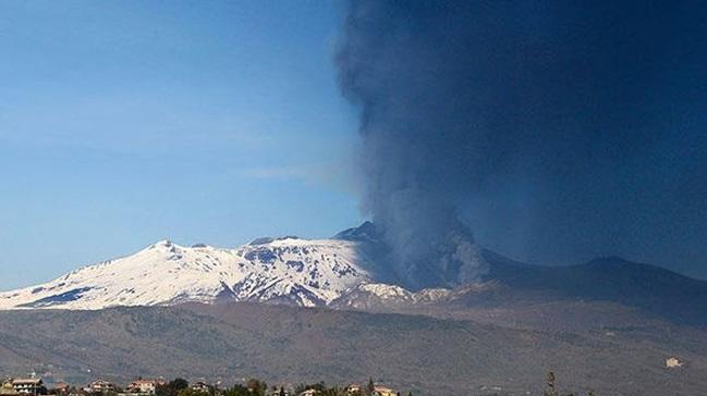  talya'nn Sicilya Adas'ndaki Etna Yanarda yeniden  lav ve kl pskrtmeye balad