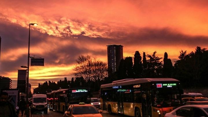 stanbul'da akam saatlerinde gkyz kzla boyand