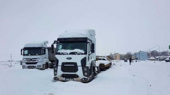 Tipi nedeniyle kapatlan Bingl-Erzurum yolu trafie ald  