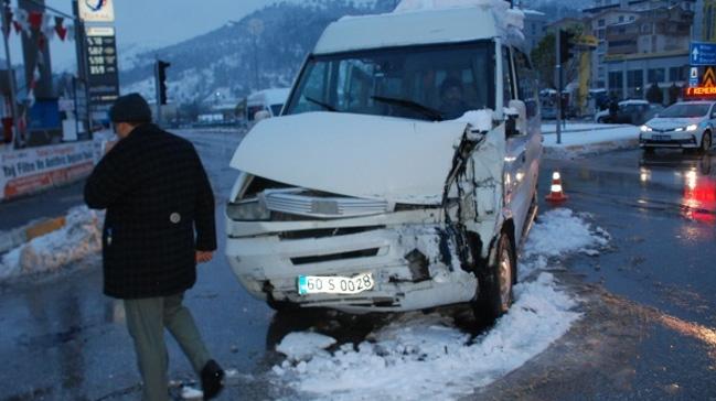 Tokat'ta okul servisi ile minibs arpt: 12 yaral