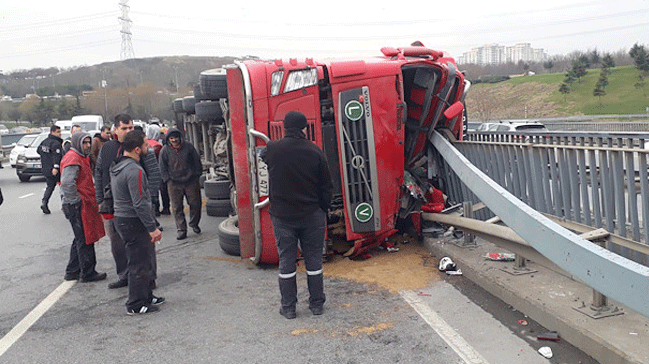 Bayrampaa'da et ykl TIR devrildi: 2 yaral