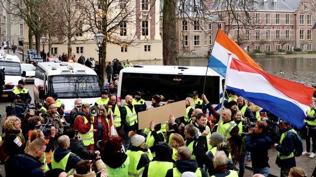 Hollanda'da sar yeleklilerin gsterisinde 5 kii gzaltna alnd