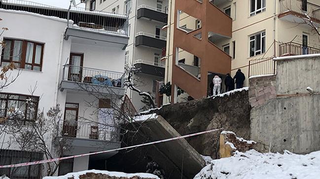 Ankara'da 5 metrelik istinat duvar apartmann zerine devrildi  