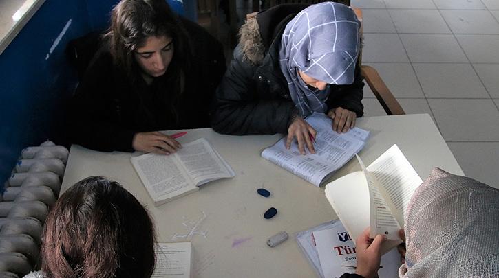 eker ve gzel kokuyla kitap sevgisi alyorlar