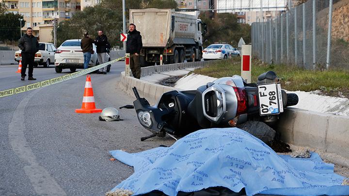 Kum ykl kamyonun altnda kalan motosikletli hayatn kaybetti