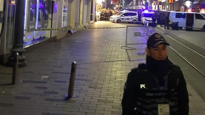 stiklal Caddesi'ndeki pheli paket bomba imha uzmanlar tarafndan fnyeyle patlatld