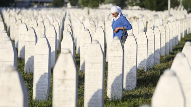 Srebrenitsa'daki Potoari Ant Mezarl'na domuz paralar braktlar