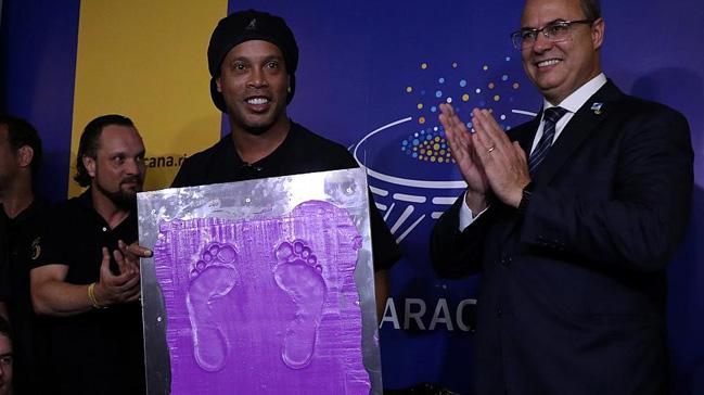 Ronaldinho Brezilya'da bir mzeye ayak izlerini brakt