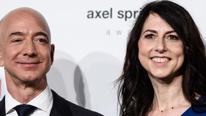 Dnyann en zengin ifti Jeff Bezos ve ei MacKenzie Bezos boanyor