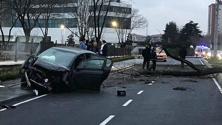 Ataky'de srcsnn kontroln kaybettii otomobil, bir aac devirdikten sonra kar yola geti