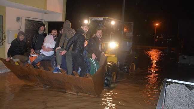 Evlerinde mahsur kalan aile, i makinesiyle kurtarld