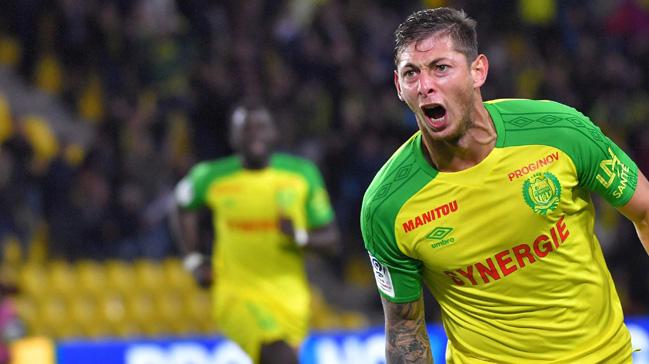 Galatasaray'n da istedii forvet Emiliano Sala, Cardiff City'ye imza atyor